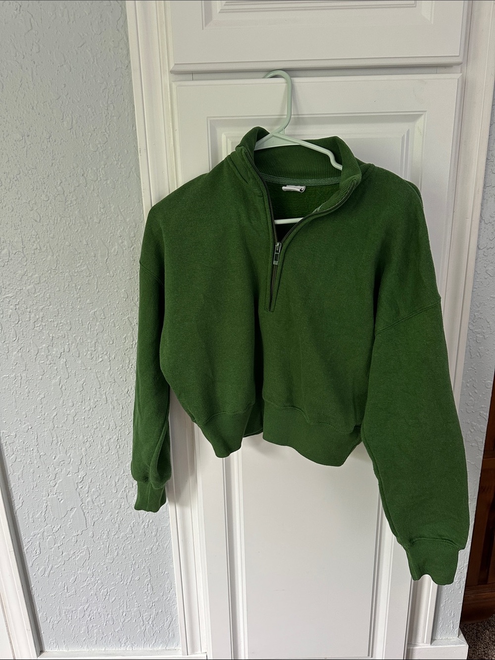 Women’s cropped green turtleneck sweatshirt